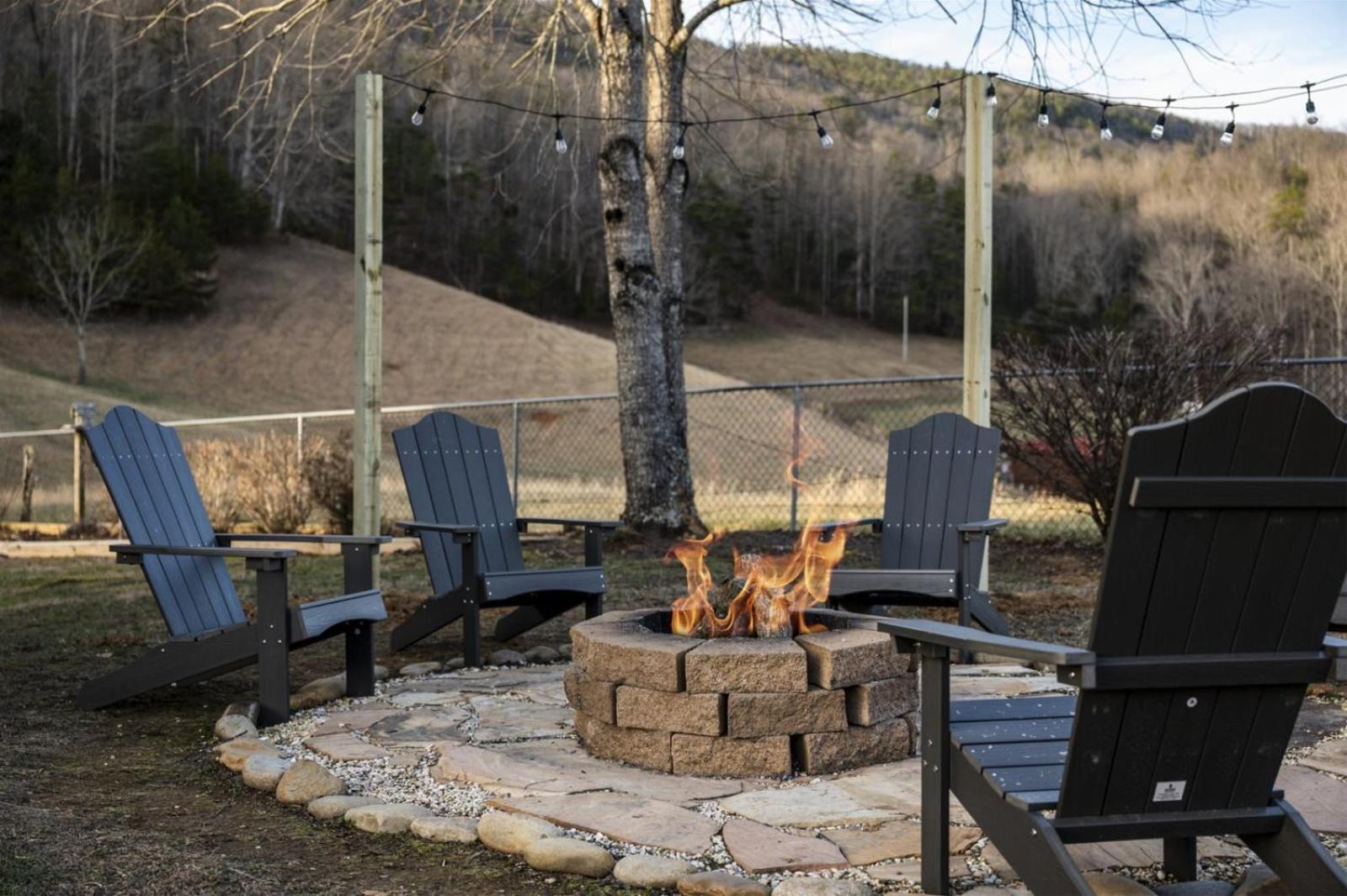 Hidden Star Hideaway-Blackberry Farm-Smoky Mtn Nat Park-Hot Tub- Fire Pit- Fenced Yard- Pet Friendly Walland 외부 사진