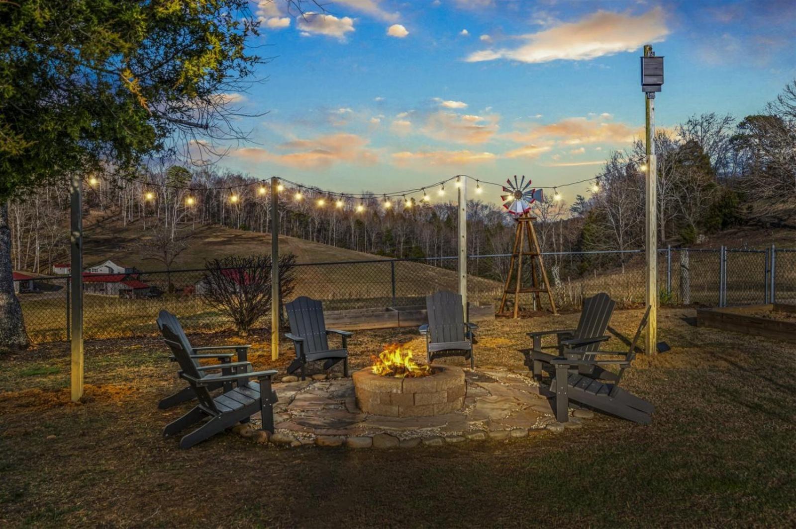 Hidden Star Hideaway-Blackberry Farm-Smoky Mtn Nat Park-Hot Tub- Fire Pit- Fenced Yard- Pet Friendly Walland 외부 사진