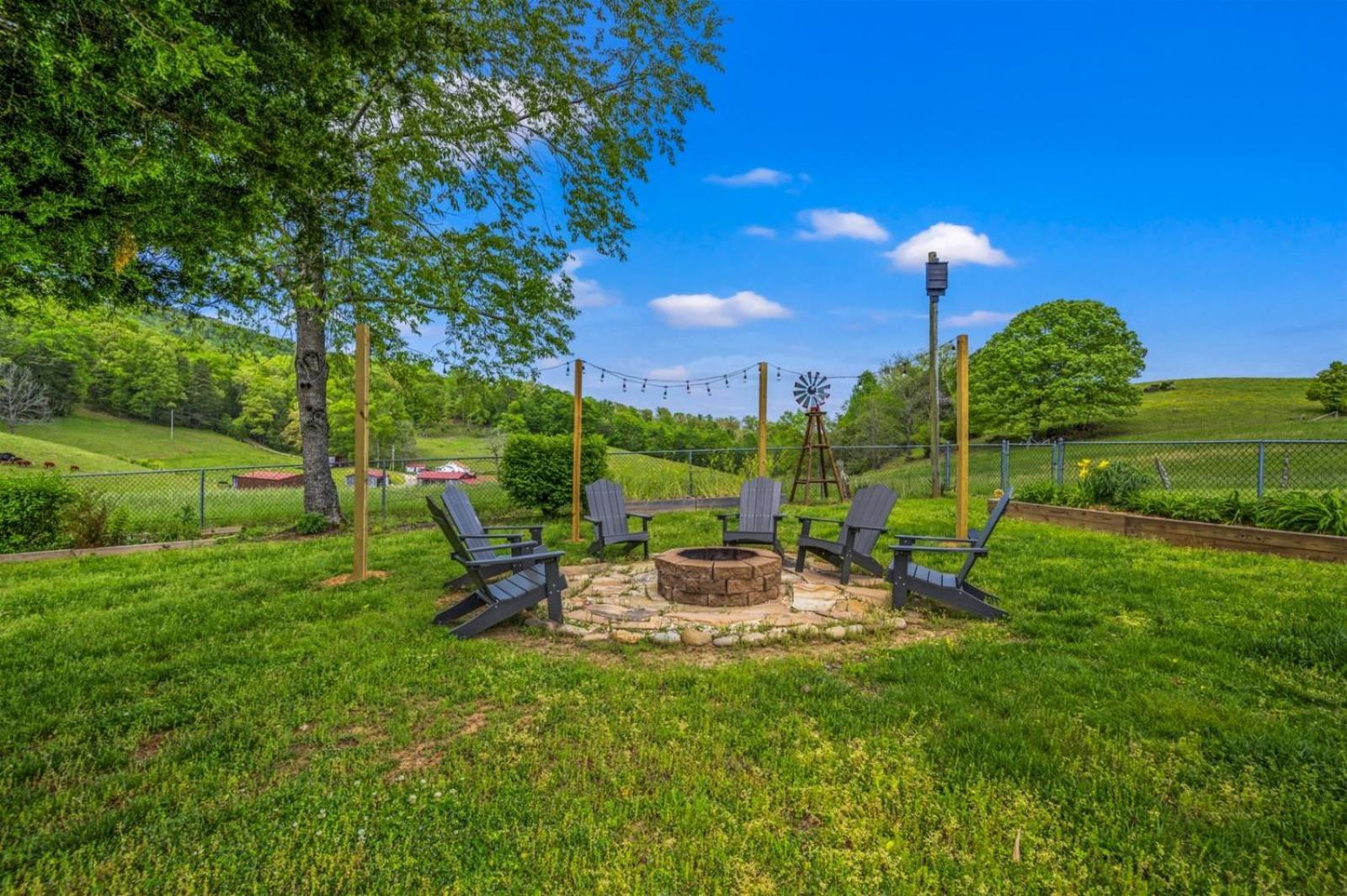 Hidden Star Hideaway-Blackberry Farm-Smoky Mtn Nat Park-Hot Tub- Fire Pit- Fenced Yard- Pet Friendly Walland 외부 사진