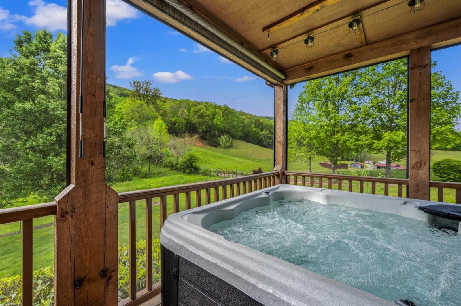 Hidden Star Hideaway-Blackberry Farm-Smoky Mtn Nat Park-Hot Tub- Fire Pit- Fenced Yard- Pet Friendly Walland 외부 사진